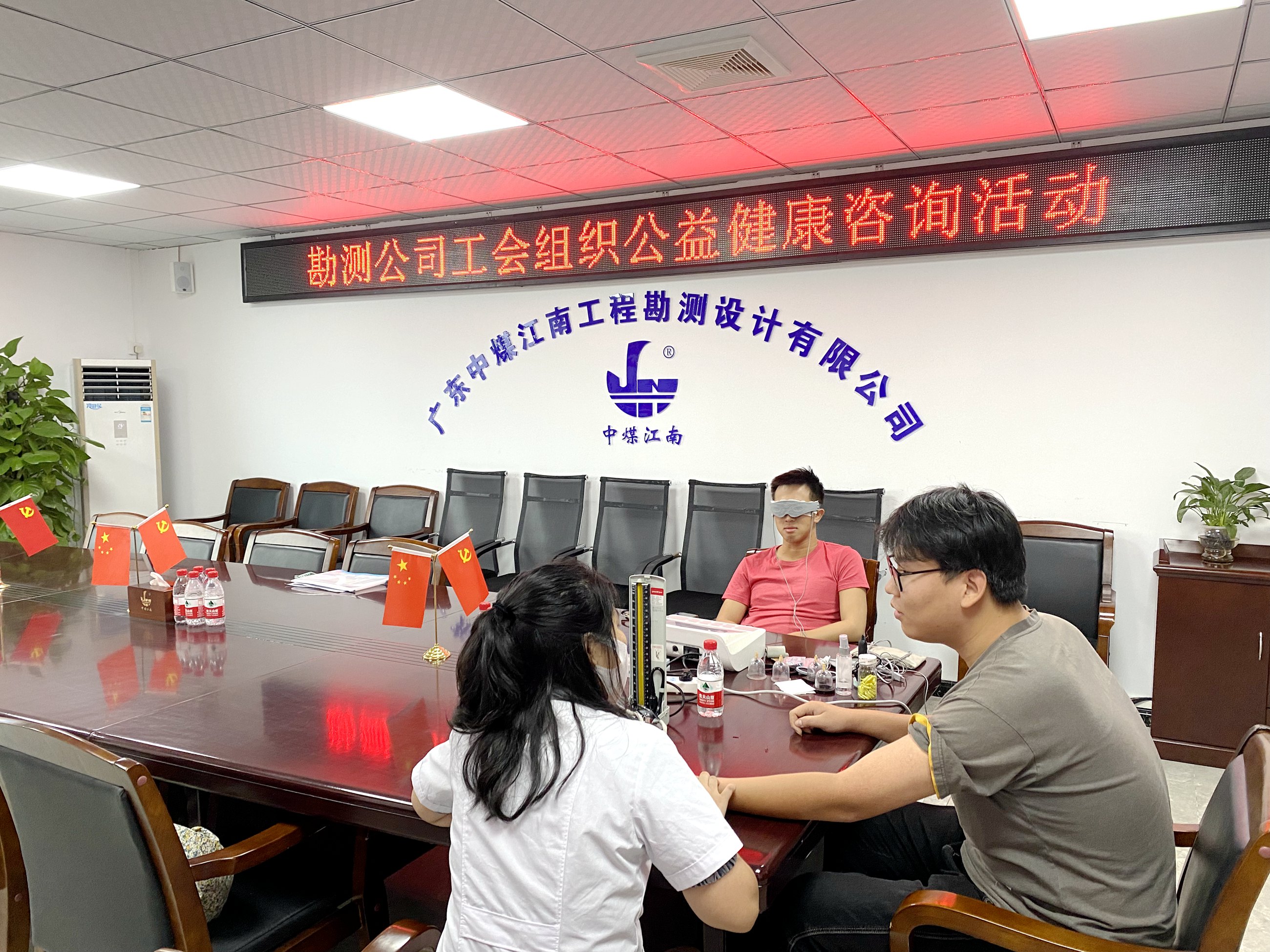 勘測公司工會(huì)組織中醫(yī)義診活動(dòng) 1.jpg