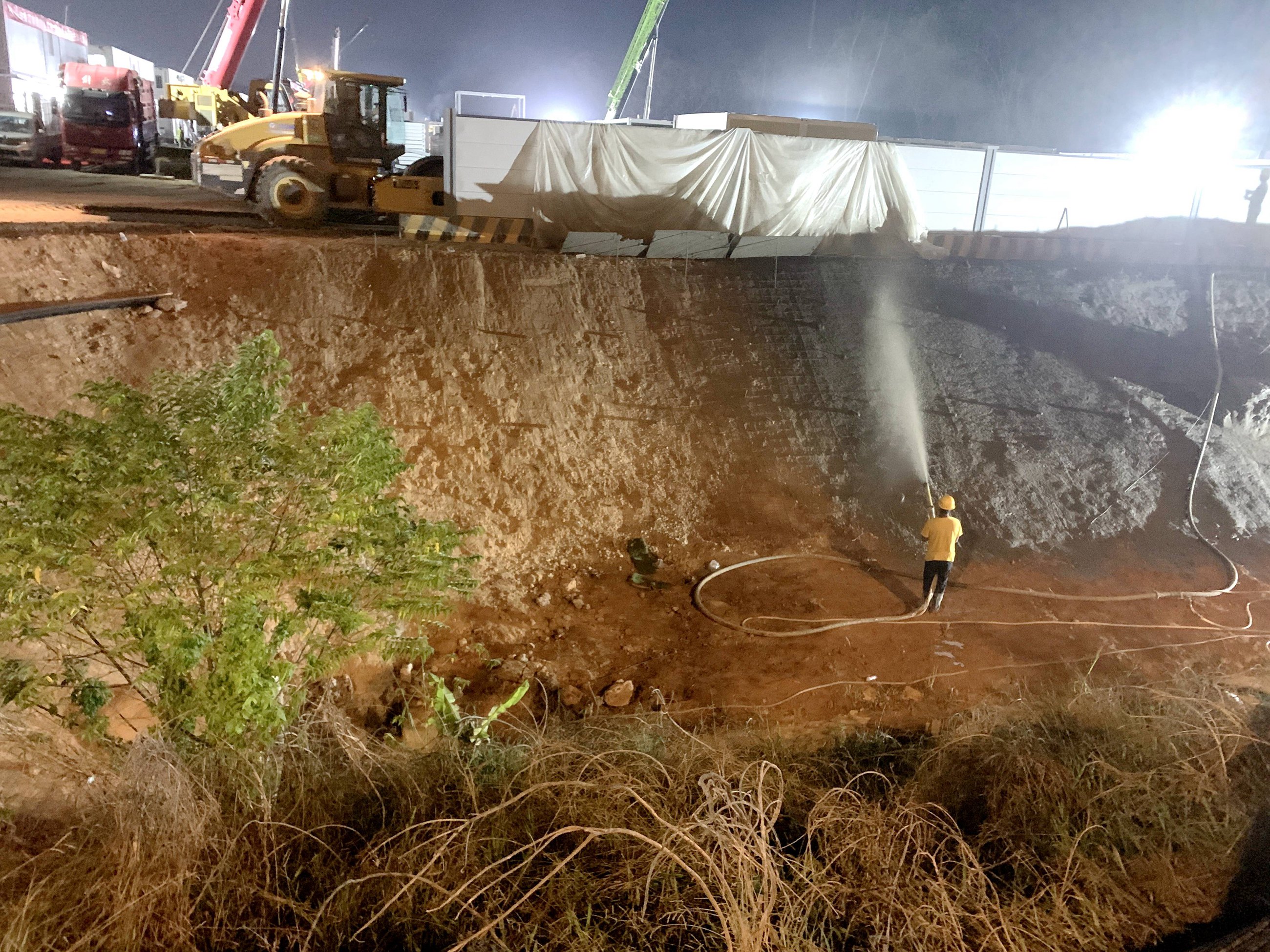 中煤江南深圳分公司全力支援中鐵建工建設(shè)廣州黃埔方艙醫(yī)院3_副本.jpg