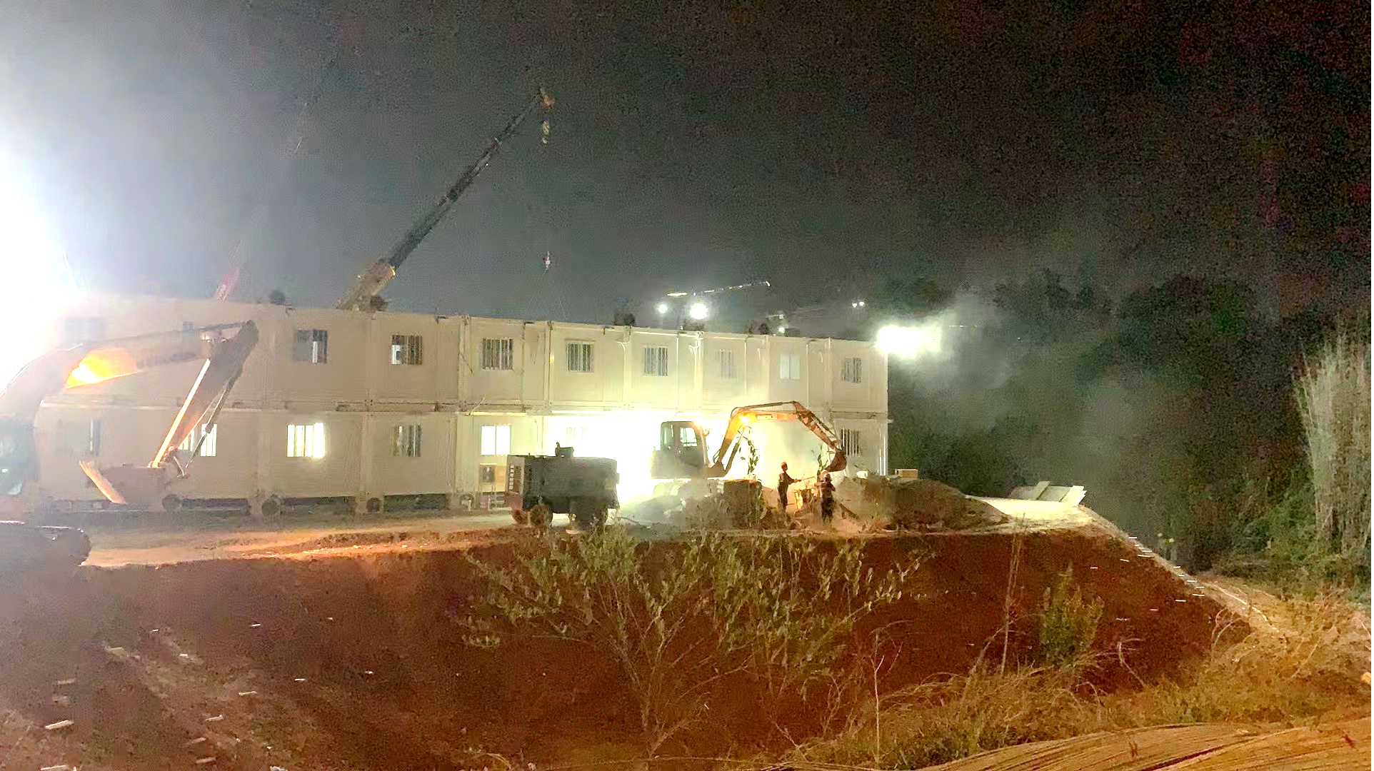 中煤江南深圳分公司全力支援中鐵建工建設(shè)廣州黃埔方艙醫(yī)院4_副本.jpg