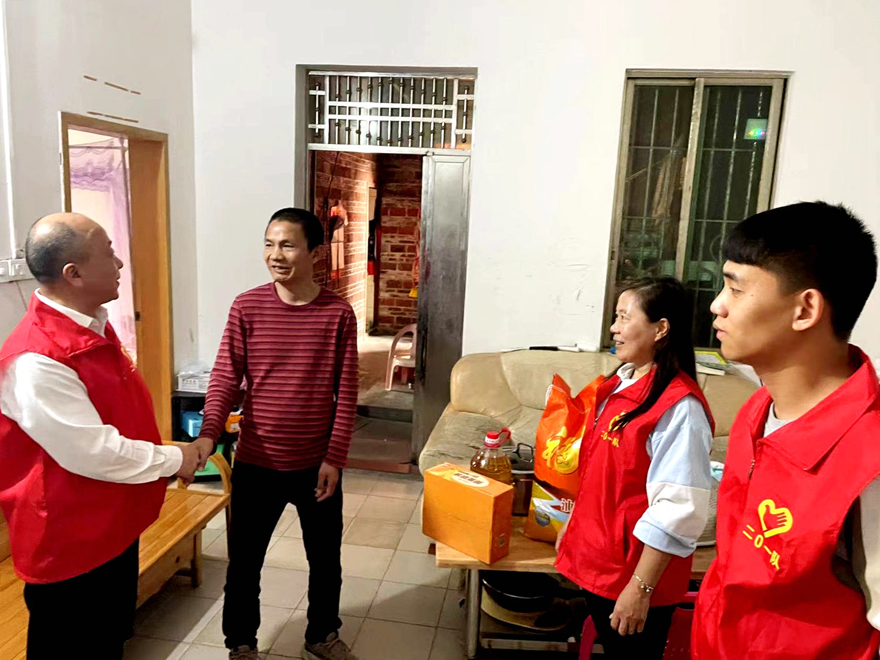 二0一隊(duì)志愿服務(wù)有方向，精準(zhǔn)發(fā)力效果強(qiáng)慰問(wèn)低保戶(hù)1.jpg
