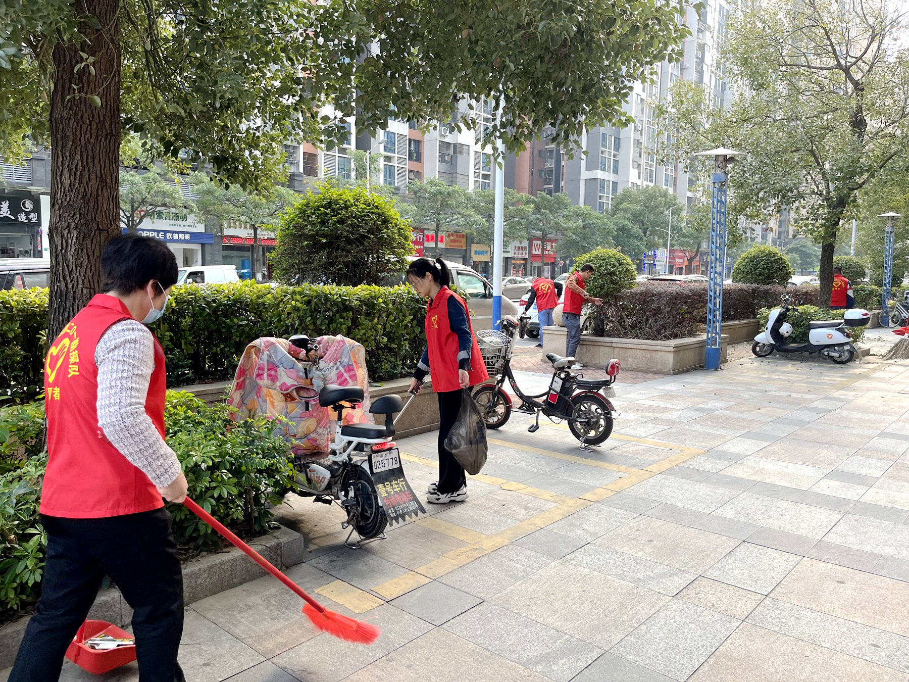 二0一隊(duì)志愿服務(wù)有方向，精準(zhǔn)發(fā)力效果強(qiáng)五洲世紀(jì)城清潔志愿.JPG