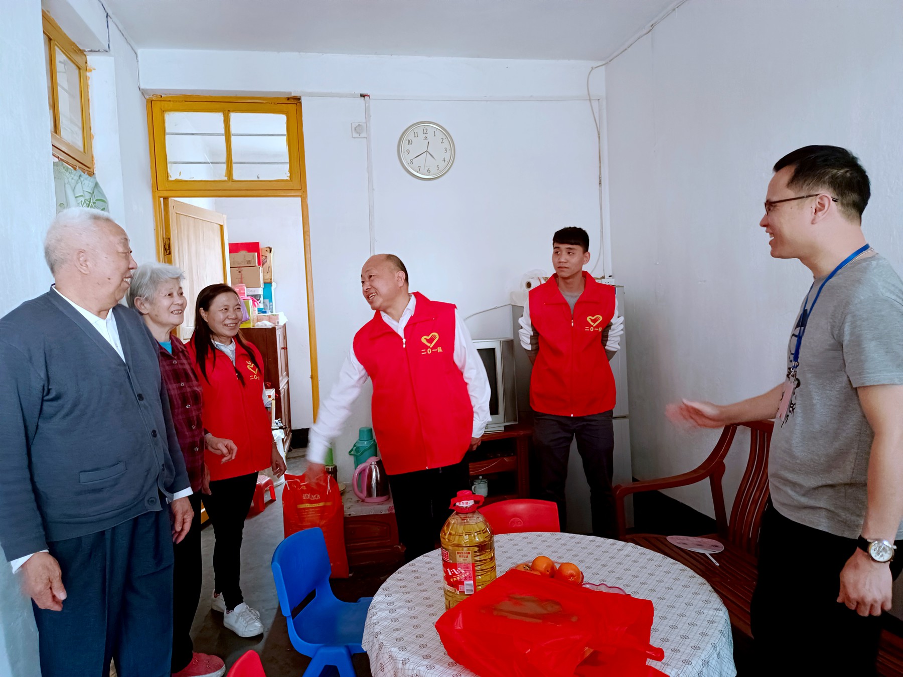 二0一隊(duì)志愿服務(wù)有方向，精準(zhǔn)發(fā)力效果強(qiáng)慰問(wèn)低保戶(hù).jpg