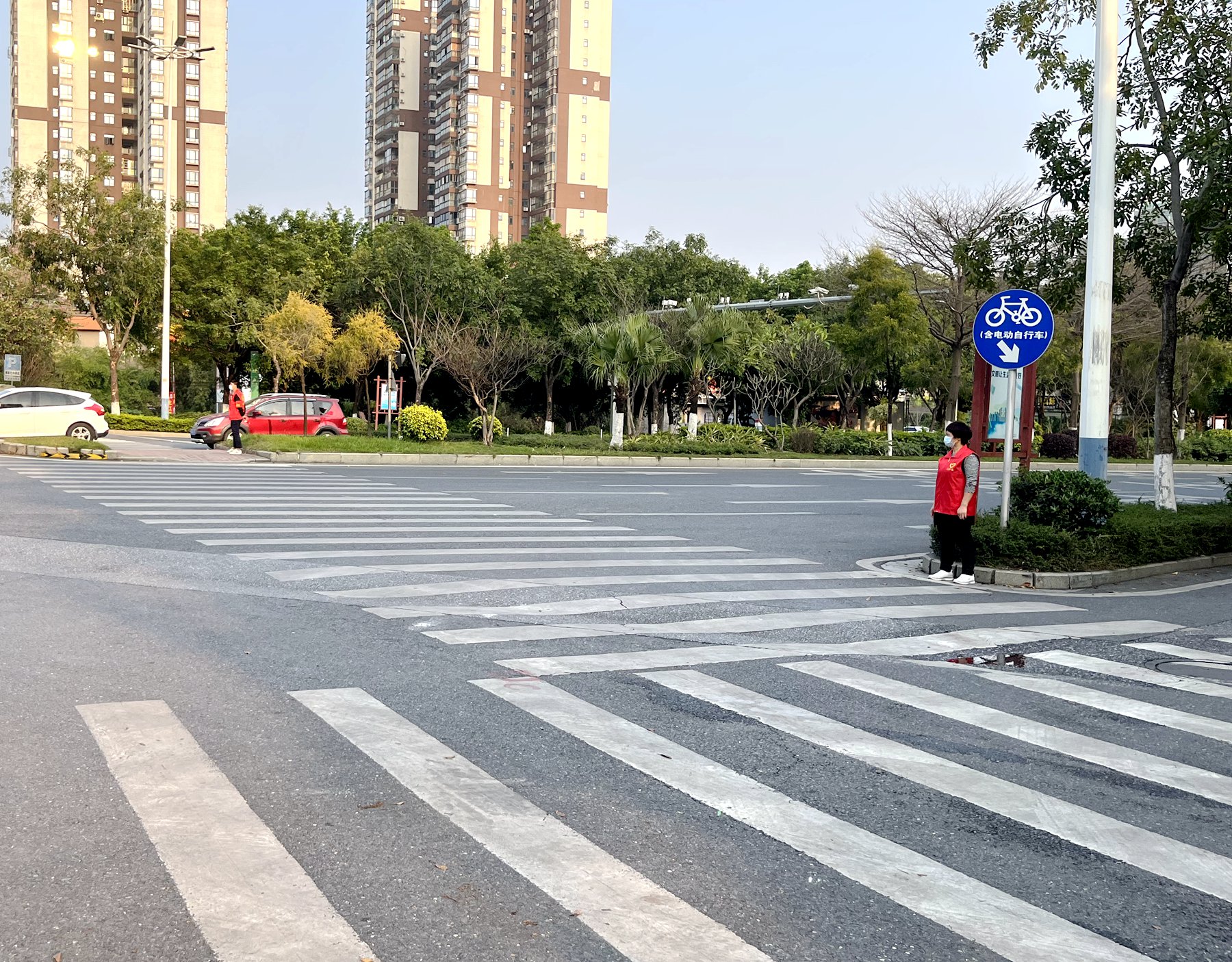 二0一隊(duì)志愿服務(wù)有方向，精準(zhǔn)發(fā)力效果強(qiáng)路口文明勸導(dǎo).jpg
