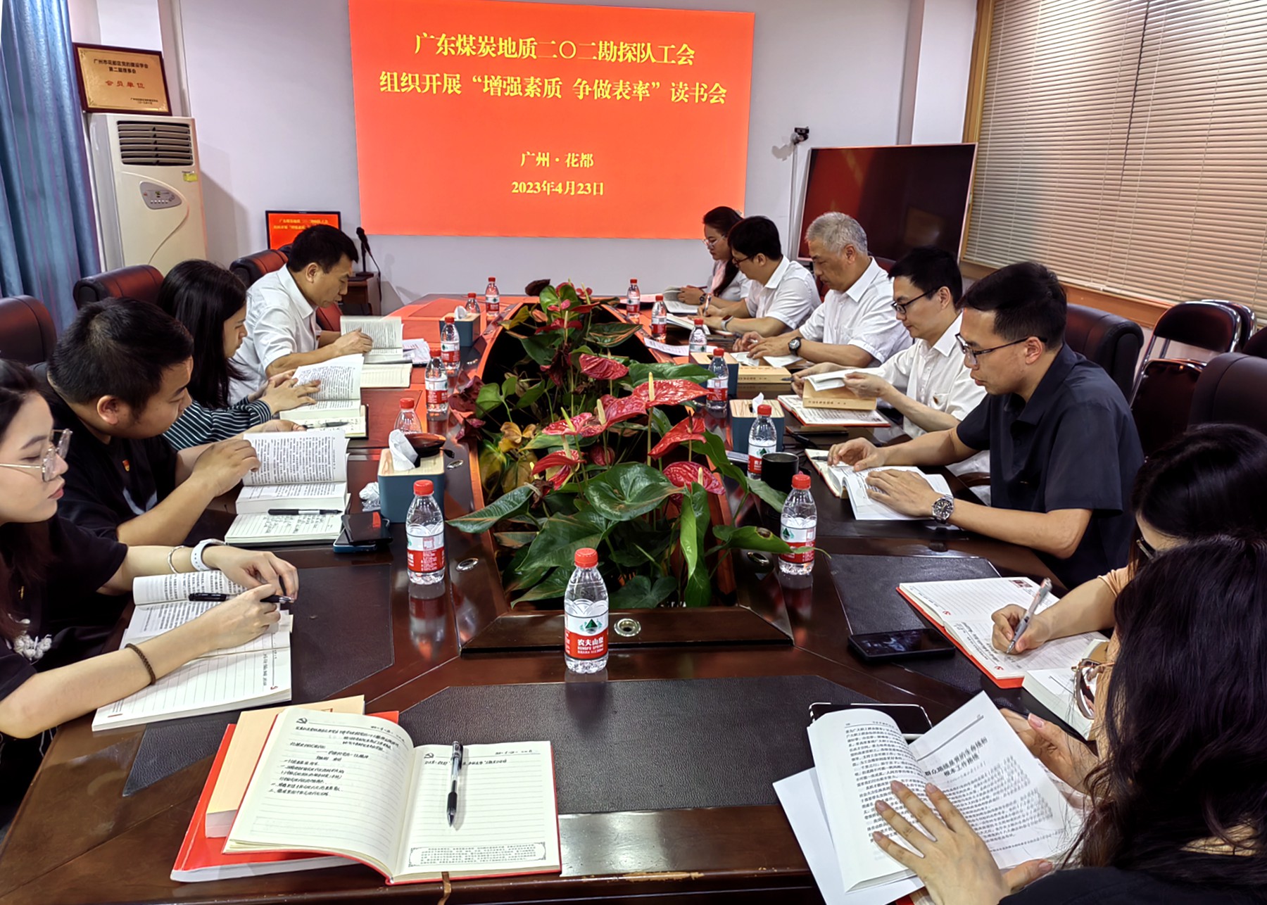 增強(qiáng)素質(zhì) 爭(zhēng)做表率——二〇二隊(duì)工會(huì)組織開(kāi)展讀書(shū)會(huì)1.jpg