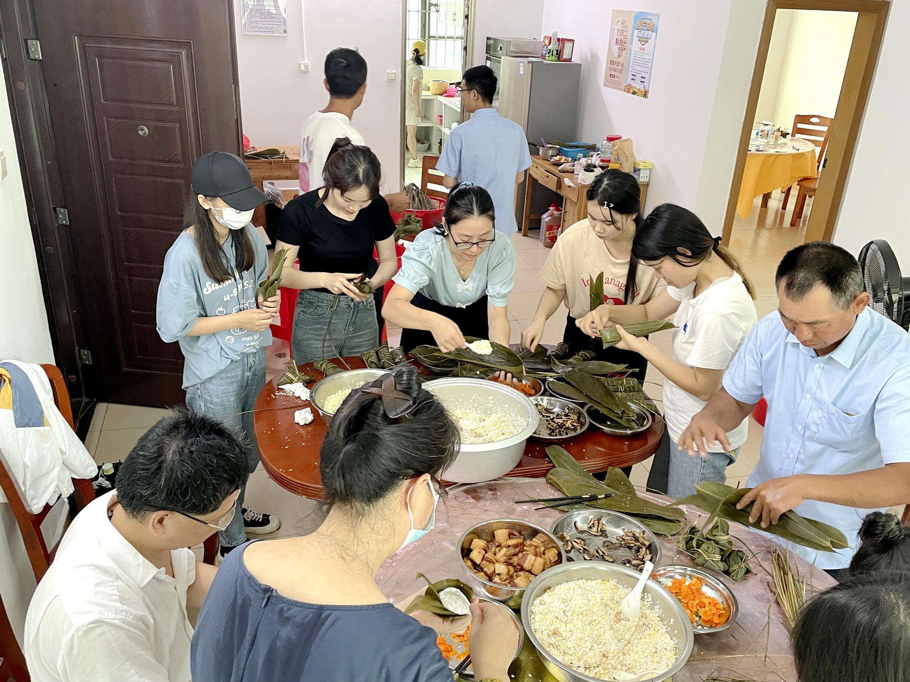 傳承端午文化 弘揚(yáng)愛國精神——二〇二隊(duì)工會開展端午節(jié)包粽子競賽活動(dòng)2_副本.jpg